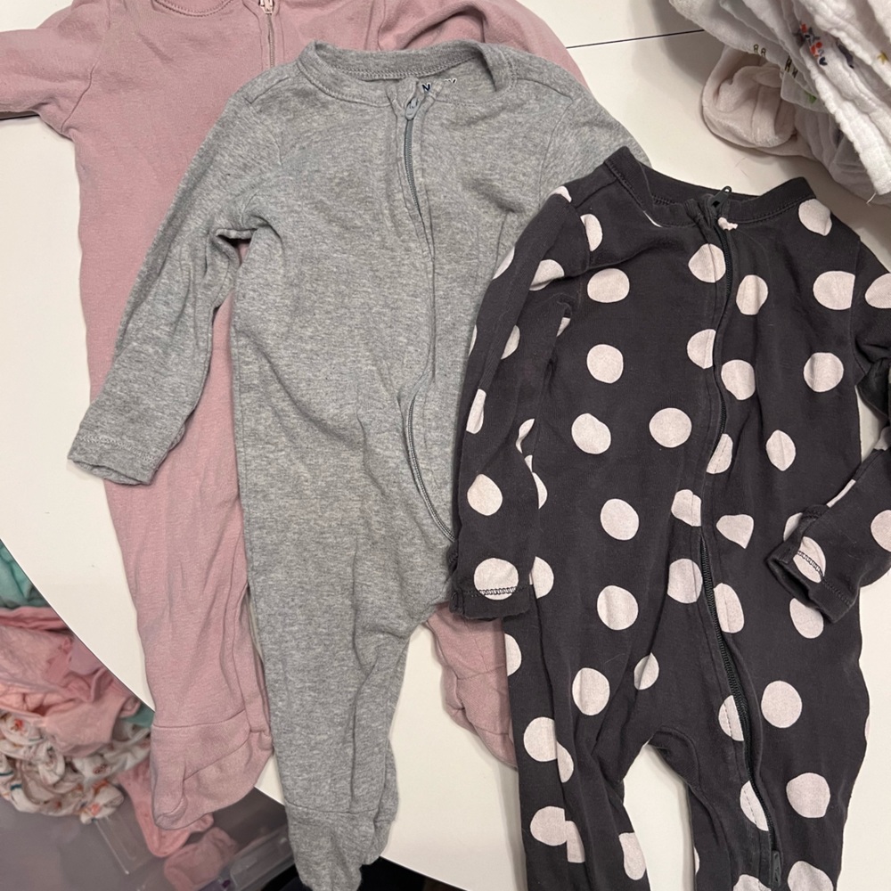 Old navy footie bundle 3-6mo